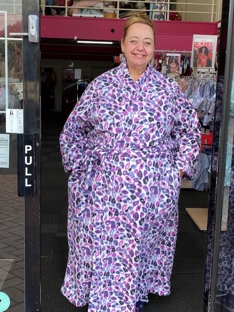 Lisa's Lacies Polar Fleece Dressing Gown with pockets - Lilac Leopard